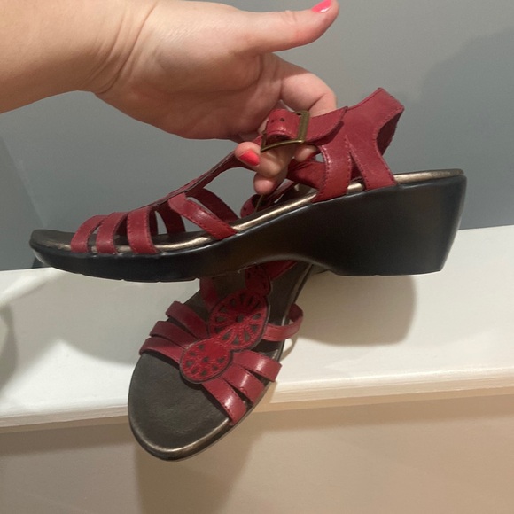 CLARKS Bendables Leather Wedge Sandals Red color Women's Size 11m - Picture 9 of 16